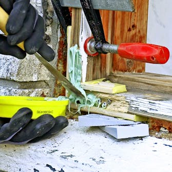 Lille rådskade i vinduesramme: Fyld massen i hullet Lille rådskade i vinduesramme: Fyld massen i hullet